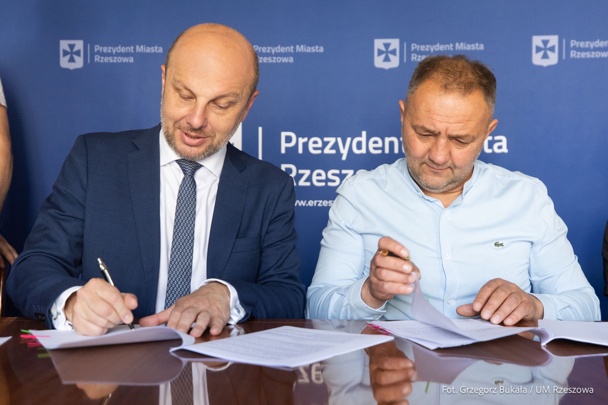 zdjęcie z podpisania przez Prezydenta Miasta Rzeszowa Konrada Fijołka, dw&oacute;ch um&oacute;w doyczących drogowych inwestycji, fot. Grzegorz Bukała, Urząd Miasta Rzeszowa